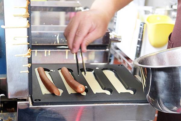 嘉義東區=<食>犬行燒。燒果子專賣~嘉義散步小吃*必吃犬行燒*臘腸狗犬行燒*好長好長的燒果子*嘉義排隊小吃= 嘉義東區=<食>犬行燒。燒果子專賣~嘉義散步小吃*必吃犬行燒*臘腸狗犬行燒*好長好長的燒果子*嘉義排隊小吃=