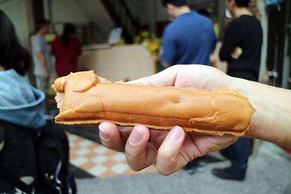 嘉義東區=<食>犬行燒。燒果子專賣~嘉義散步小吃*必吃犬行燒*臘腸狗犬行燒*好長好長的燒果子*嘉義排隊小吃= 嘉義東區=<食>犬行燒。燒果子專賣~嘉義散步小吃*必吃犬行燒*臘腸狗犬行燒*好長好長的燒果子*嘉義排隊小吃=