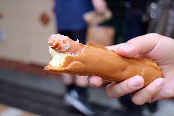 嘉義東區=<食>犬行燒。燒果子專賣~嘉義散步小吃*必吃犬行燒*臘腸狗犬行燒*好長好長的燒果子*嘉義排隊小吃= 嘉義東區=<食>犬行燒。燒果子專賣~嘉義散步小吃*必吃犬行燒*臘腸狗犬行燒*好長好長的燒果子*嘉義排隊小吃=