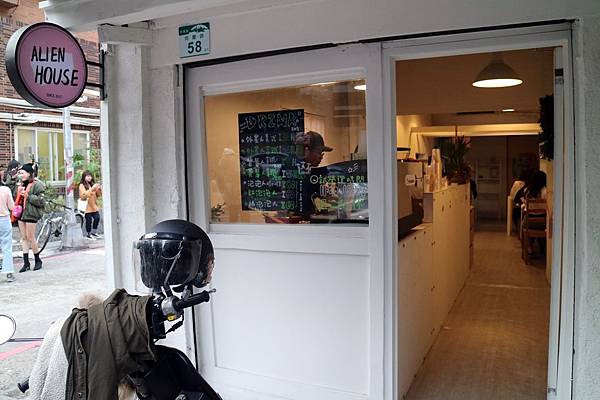 高雄苓雅區=<食>Alien House~網美打卡大片粉紅牆*外星人飲品好吸睛*紫薯黃薯當日現蒸*文化中心附近特色店家= 高雄苓雅區=<食>Alien House~網美打卡大片粉紅牆*外星人飲品好吸睛*紫薯黃薯當日現蒸*文化中心附近特色店家=