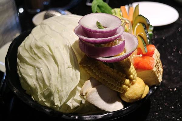 高雄前鎮區=<吃飽>肉多多火鍋店-三多店~肉肉控你還在等什麼?*吃肉吃到爽爽DER*多種肉品讓你吃*飲料、冰淇淋吃飽飽= 高雄前鎮區=<吃飽>肉多多火鍋店-三多店~肉肉控你還在等什麼?*吃肉吃到爽爽DER*多種肉品讓你吃*飲料、冰淇淋吃飽飽=