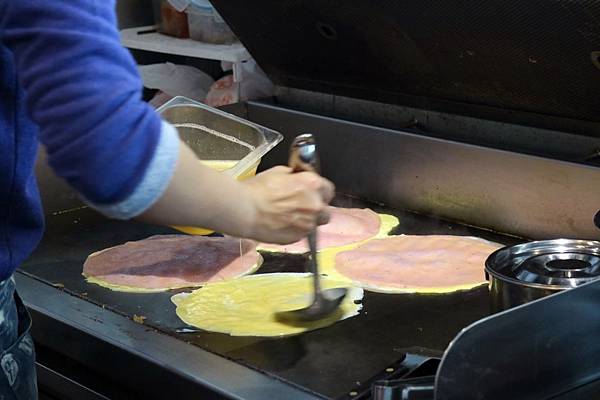 高雄鹽埕區=<食>喵姨蛋餅Cindy's Pancake~值得推薦的脆皮好吃蛋餅*火龍果餅皮好吸睛*現點現做,飲料現點現打很實在*脆皮蛋餅新推薦= 高雄鹽埕區=<食>喵姨蛋餅Cindy's Pancake~值得推薦的脆皮好吃蛋餅*火龍果餅皮好吸睛*現點現做,飲料現點現打很實在*脆皮蛋餅新推薦=