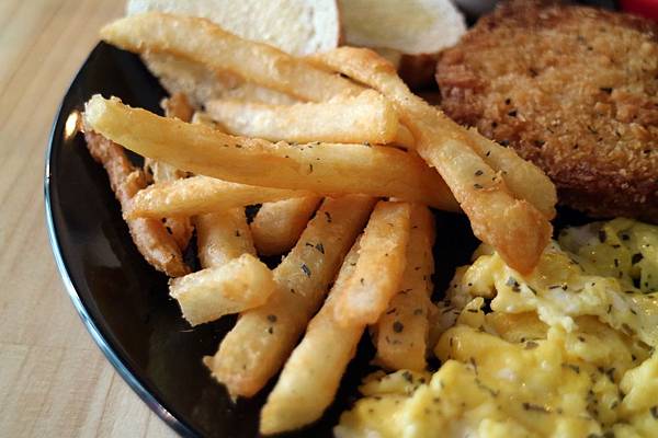 高雄新興區=<食>咖桃屋~網美打卡好去處＊用心的料理、熱情的招呼、舒服的環境＊店家自製醬汁讓你吃完會回味=