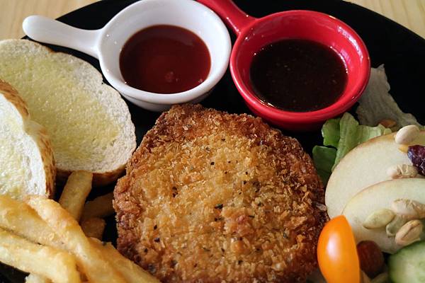 高雄新興區=<食>咖桃屋~網美打卡好去處＊用心的料理、熱情的招呼、舒服的環境＊店家自製醬汁讓你吃完會回味=