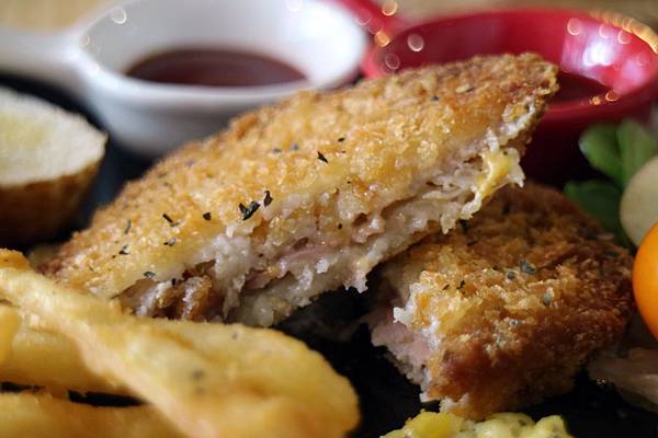 高雄新興區=<食>咖桃屋~網美打卡好去處＊用心的料理、熱情的招呼、舒服的環境＊店家自製醬汁讓你吃完會回味=