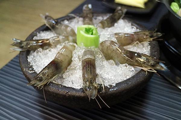 高雄三民區=<食>五鮮級平價鍋物-高雄鼎力店~平價火鍋推薦*高雄火鍋推薦*小龍蝦也能在平價餐廳吃的到*大肉盤肉控好開心= 高雄三民區=<食>五鮮級平價鍋物-高雄鼎力店~平價火鍋推薦*高雄火鍋推薦*小龍蝦也能在平價餐廳吃的到*大肉盤肉控好開心=