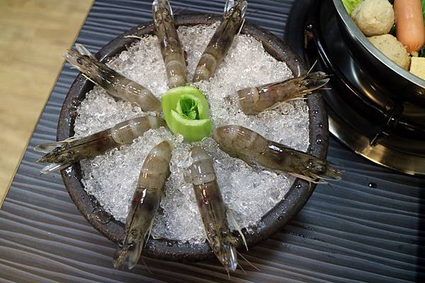 高雄三民區=<食>五鮮級平價鍋物-高雄鼎力店~平價火鍋推薦*高雄火鍋推薦*小龍蝦也能在平價餐廳吃的到*大肉盤肉控好開心= 高雄三民區=<食>五鮮級平價鍋物-高雄鼎力店~平價火鍋推薦*高雄火鍋推薦*小龍蝦也能在平價餐廳吃的到*大肉盤肉控好開心=