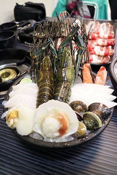 高雄三民區=<食>五鮮級平價鍋物-高雄鼎力店~平價火鍋推薦*高雄火鍋推薦*小龍蝦也能在平價餐廳吃的到*大肉盤肉控好開心= 高雄三民區=<食>五鮮級平價鍋物-高雄鼎力店~平價火鍋推薦*高雄火鍋推薦*小龍蝦也能在平價餐廳吃的到*大肉盤肉控好開心=