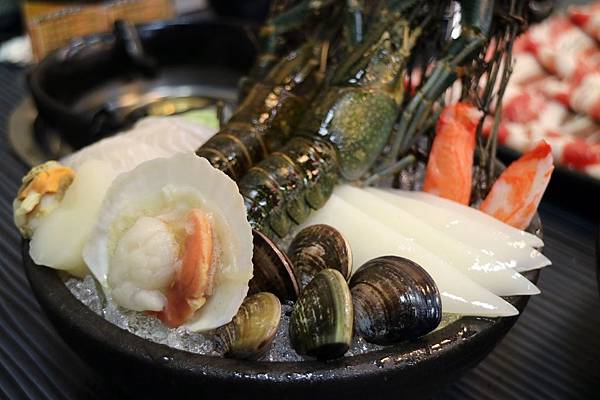 高雄三民區=<食>五鮮級平價鍋物-高雄鼎力店~平價火鍋推薦*高雄火鍋推薦*小龍蝦也能在平價餐廳吃的到*大肉盤肉控好開心= 高雄三民區=<食>五鮮級平價鍋物-高雄鼎力店~平價火鍋推薦*高雄火鍋推薦*小龍蝦也能在平價餐廳吃的到*大肉盤肉控好開心=