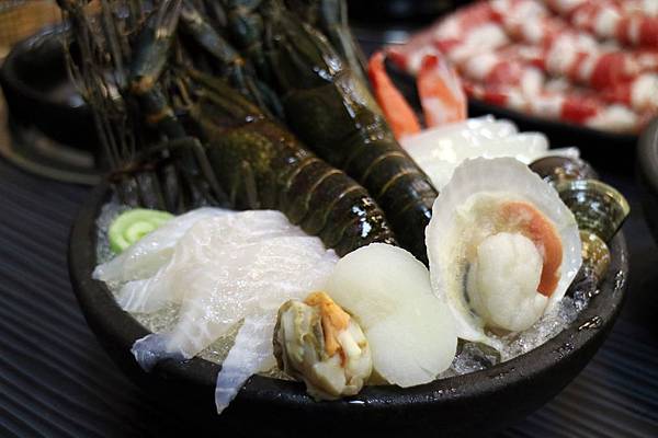 高雄三民區=<食>五鮮級平價鍋物-高雄鼎力店~平價火鍋推薦*高雄火鍋推薦*小龍蝦也能在平價餐廳吃的到*大肉盤肉控好開心= 高雄三民區=<食>五鮮級平價鍋物-高雄鼎力店~平價火鍋推薦*高雄火鍋推薦*小龍蝦也能在平價餐廳吃的到*大肉盤肉控好開心=