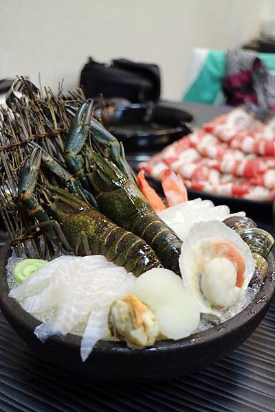 高雄三民區=<食>五鮮級平價鍋物-高雄鼎力店~平價火鍋推薦*高雄火鍋推薦*小龍蝦也能在平價餐廳吃的到*大肉盤肉控好開心= 高雄三民區=<食>五鮮級平價鍋物-高雄鼎力店~平價火鍋推薦*高雄火鍋推薦*小龍蝦也能在平價餐廳吃的到*大肉盤肉控好開心=