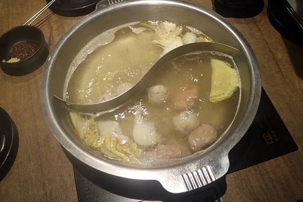 高雄左營區=<食>祥富水產~宛如在超市選購餐點的特色＊想吃什麼多少分量自己選＊火鍋新革命＊彩虹市集新選擇=