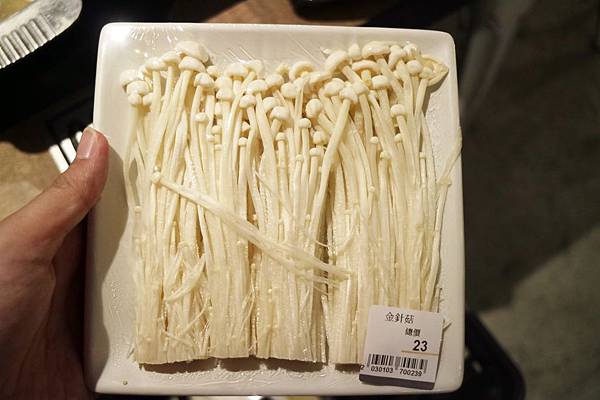 高雄左營區=<食>祥富水產~宛如在超市選購餐點的特色＊想吃什麼多少分量自己選＊火鍋新革命＊彩虹市集新選擇=