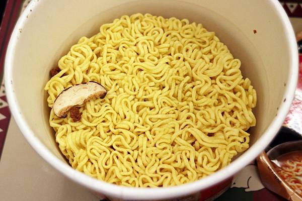 全省通路=<吃飽>農心超進化辛碗麵(濃郁牛骨湯味)~泡麵三吃法-沖泡*煮來吃*微波加熱~濃郁牛骨湯味配上辛辣口味,替泡麵世界迸出新滋味= 全省通路=<吃飽>農心超進化辛碗麵(濃郁牛骨湯味)~泡麵三吃法-沖泡*煮來吃*微波加熱~濃郁牛骨湯味配上辛辣口味,替泡麵世界迸出新滋味=
