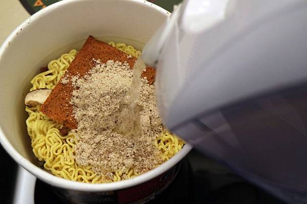 全省通路=<吃飽>農心超進化辛碗麵(濃郁牛骨湯味)~泡麵三吃法-沖泡*煮來吃*微波加熱~濃郁牛骨湯味配上辛辣口味,替泡麵世界迸出新滋味= 全省通路=<吃飽>農心超進化辛碗麵(濃郁牛骨湯味)~泡麵三吃法-沖泡*煮來吃*微波加熱~濃郁牛骨湯味配上辛辣口味,替泡麵世界迸出新滋味=