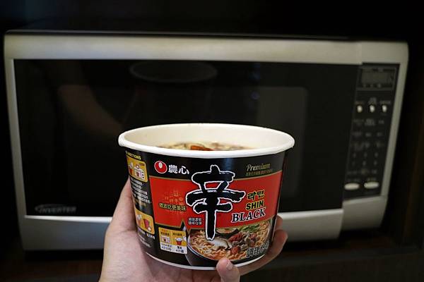 全省通路=<吃飽>農心超進化辛碗麵(濃郁牛骨湯味)~泡麵三吃法-沖泡*煮來吃*微波加熱~濃郁牛骨湯味配上辛辣口味,替泡麵世界迸出新滋味= 全省通路=<吃飽>農心超進化辛碗麵(濃郁牛骨湯味)~泡麵三吃法-沖泡*煮來吃*微波加熱~濃郁牛骨湯味配上辛辣口味,替泡麵世界迸出新滋味=