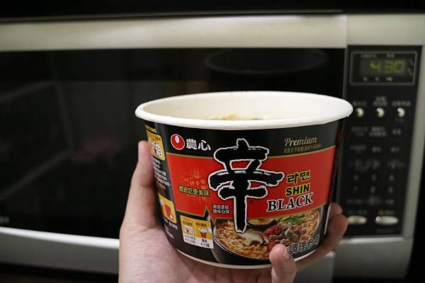 全省通路=<吃飽>農心超進化辛碗麵(濃郁牛骨湯味)~泡麵三吃法-沖泡*煮來吃*微波加熱~濃郁牛骨湯味配上辛辣口味,替泡麵世界迸出新滋味= 全省通路=<吃飽>農心超進化辛碗麵(濃郁牛骨湯味)~泡麵三吃法-沖泡*煮來吃*微波加熱~濃郁牛骨湯味配上辛辣口味,替泡麵世界迸出新滋味=