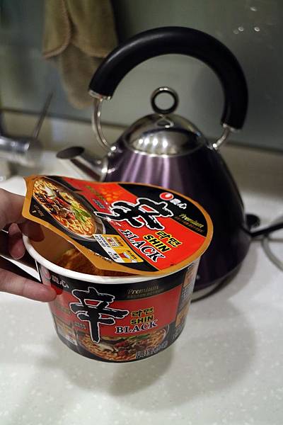 全省通路=<吃飽>農心超進化辛碗麵(濃郁牛骨湯味)~泡麵三吃法-沖泡*煮來吃*微波加熱~濃郁牛骨湯味配上辛辣口味,替泡麵世界迸出新滋味= 全省通路=<吃飽>農心超進化辛碗麵(濃郁牛骨湯味)~泡麵三吃法-沖泡*煮來吃*微波加熱~濃郁牛骨湯味配上辛辣口味,替泡麵世界迸出新滋味=