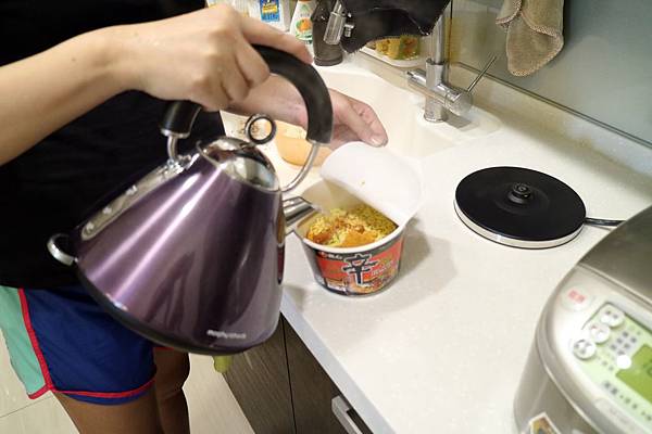 全省通路=<吃飽>農心超進化辛碗麵(濃郁牛骨湯味)~泡麵三吃法-沖泡*煮來吃*微波加熱~濃郁牛骨湯味配上辛辣口味,替泡麵世界迸出新滋味= 全省通路=<吃飽>農心超進化辛碗麵(濃郁牛骨湯味)~泡麵三吃法-沖泡*煮來吃*微波加熱~濃郁牛骨湯味配上辛辣口味,替泡麵世界迸出新滋味=