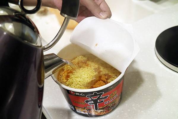 全省通路=<吃飽>農心超進化辛碗麵(濃郁牛骨湯味)~泡麵三吃法-沖泡*煮來吃*微波加熱~濃郁牛骨湯味配上辛辣口味,替泡麵世界迸出新滋味= 全省通路=<吃飽>農心超進化辛碗麵(濃郁牛骨湯味)~泡麵三吃法-沖泡*煮來吃*微波加熱~濃郁牛骨湯味配上辛辣口味,替泡麵世界迸出新滋味=