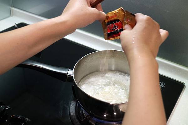 全省通路=<吃飽>農心超進化辛碗麵(濃郁牛骨湯味)~泡麵三吃法-沖泡*煮來吃*微波加熱~濃郁牛骨湯味配上辛辣口味,替泡麵世界迸出新滋味= 全省通路=<吃飽>農心超進化辛碗麵(濃郁牛骨湯味)~泡麵三吃法-沖泡*煮來吃*微波加熱~濃郁牛骨湯味配上辛辣口味,替泡麵世界迸出新滋味=