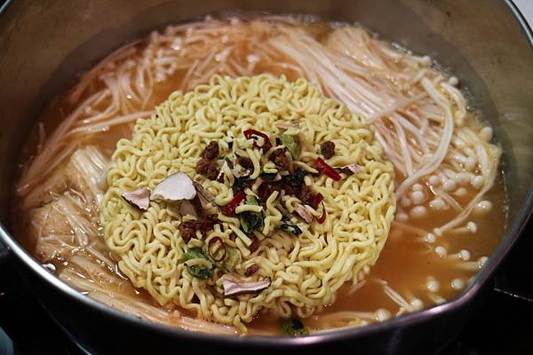全省通路=<吃飽>農心超進化辛碗麵(濃郁牛骨湯味)~泡麵三吃法-沖泡*煮來吃*微波加熱~濃郁牛骨湯味配上辛辣口味,替泡麵世界迸出新滋味= 全省通路=<吃飽>農心超進化辛碗麵(濃郁牛骨湯味)~泡麵三吃法-沖泡*煮來吃*微波加熱~濃郁牛骨湯味配上辛辣口味,替泡麵世界迸出新滋味=