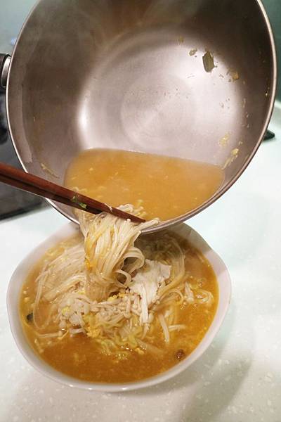 全省通路=<吃飽>農心超進化辛碗麵(濃郁牛骨湯味)~泡麵三吃法-沖泡*煮來吃*微波加熱~濃郁牛骨湯味配上辛辣口味,替泡麵世界迸出新滋味= 全省通路=<吃飽>農心超進化辛碗麵(濃郁牛骨湯味)~泡麵三吃法-沖泡*煮來吃*微波加熱~濃郁牛骨湯味配上辛辣口味,替泡麵世界迸出新滋味=