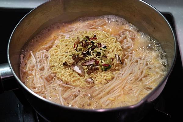 全省通路=<吃飽>農心超進化辛碗麵(濃郁牛骨湯味)~泡麵三吃法-沖泡*煮來吃*微波加熱~濃郁牛骨湯味配上辛辣口味,替泡麵世界迸出新滋味= 全省通路=<吃飽>農心超進化辛碗麵(濃郁牛骨湯味)~泡麵三吃法-沖泡*煮來吃*微波加熱~濃郁牛骨湯味配上辛辣口味,替泡麵世界迸出新滋味=