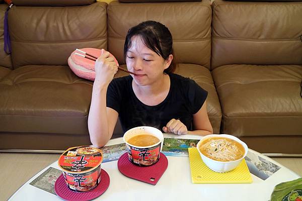 全省通路=<吃飽>農心超進化辛碗麵(濃郁牛骨湯味)~泡麵三吃法-沖泡*煮來吃*微波加熱~濃郁牛骨湯味配上辛辣口味,替泡麵世界迸出新滋味= 全省通路=<吃飽>農心超進化辛碗麵(濃郁牛骨湯味)~泡麵三吃法-沖泡*煮來吃*微波加熱~濃郁牛骨湯味配上辛辣口味,替泡麵世界迸出新滋味=