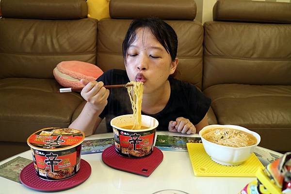 全省通路=<吃飽>農心超進化辛碗麵(濃郁牛骨湯味)~泡麵三吃法-沖泡*煮來吃*微波加熱~濃郁牛骨湯味配上辛辣口味,替泡麵世界迸出新滋味= 全省通路=<吃飽>農心超進化辛碗麵(濃郁牛骨湯味)~泡麵三吃法-沖泡*煮來吃*微波加熱~濃郁牛骨湯味配上辛辣口味,替泡麵世界迸出新滋味=