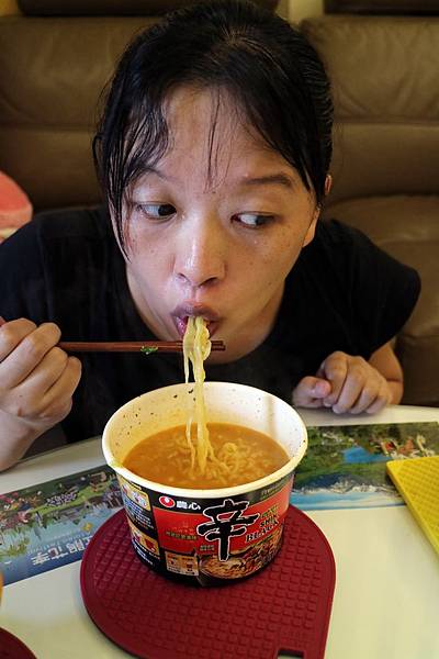 全省通路=<吃飽>農心超進化辛碗麵(濃郁牛骨湯味)~泡麵三吃法-沖泡*煮來吃*微波加熱~濃郁牛骨湯味配上辛辣口味,替泡麵世界迸出新滋味= 全省通路=<吃飽>農心超進化辛碗麵(濃郁牛骨湯味)~泡麵三吃法-沖泡*煮來吃*微波加熱~濃郁牛骨湯味配上辛辣口味,替泡麵世界迸出新滋味=