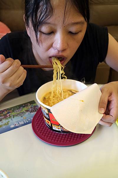 全省通路=<吃飽>農心超進化辛碗麵(濃郁牛骨湯味)~泡麵三吃法-沖泡*煮來吃*微波加熱~濃郁牛骨湯味配上辛辣口味,替泡麵世界迸出新滋味= 全省通路=<吃飽>農心超進化辛碗麵(濃郁牛骨湯味)~泡麵三吃法-沖泡*煮來吃*微波加熱~濃郁牛骨湯味配上辛辣口味,替泡麵世界迸出新滋味=