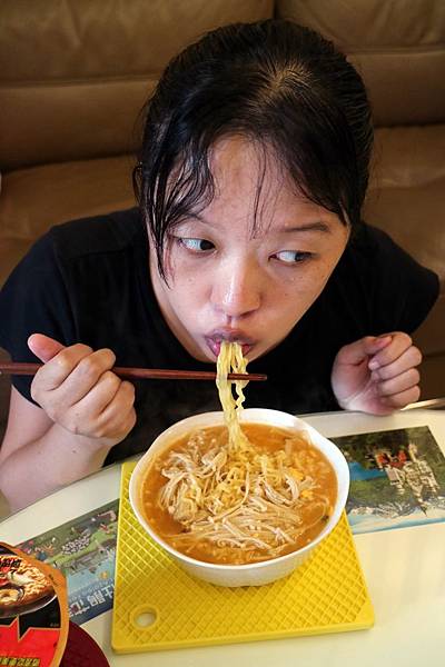 全省通路=<吃飽>農心超進化辛碗麵(濃郁牛骨湯味)~泡麵三吃法-沖泡*煮來吃*微波加熱~濃郁牛骨湯味配上辛辣口味,替泡麵世界迸出新滋味= 全省通路=<吃飽>農心超進化辛碗麵(濃郁牛骨湯味)~泡麵三吃法-沖泡*煮來吃*微波加熱~濃郁牛骨湯味配上辛辣口味,替泡麵世界迸出新滋味=