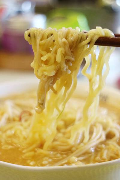 全省通路=<吃飽>農心超進化辛碗麵(濃郁牛骨湯味)~泡麵三吃法-沖泡*煮來吃*微波加熱~濃郁牛骨湯味配上辛辣口味,替泡麵世界迸出新滋味= 全省通路=<吃飽>農心超進化辛碗麵(濃郁牛骨湯味)~泡麵三吃法-沖泡*煮來吃*微波加熱~濃郁牛骨湯味配上辛辣口味,替泡麵世界迸出新滋味=