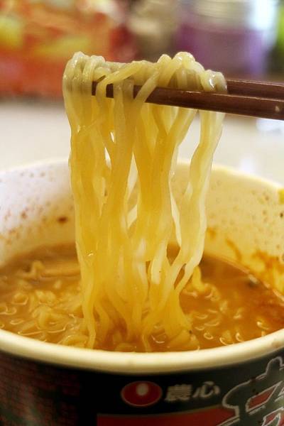 全省通路=<吃飽>農心超進化辛碗麵(濃郁牛骨湯味)~泡麵三吃法-沖泡*煮來吃*微波加熱~濃郁牛骨湯味配上辛辣口味,替泡麵世界迸出新滋味= 全省通路=<吃飽>農心超進化辛碗麵(濃郁牛骨湯味)~泡麵三吃法-沖泡*煮來吃*微波加熱~濃郁牛骨湯味配上辛辣口味,替泡麵世界迸出新滋味=