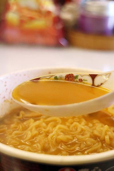 全省通路=<吃飽>農心超進化辛碗麵(濃郁牛骨湯味)~泡麵三吃法-沖泡*煮來吃*微波加熱~濃郁牛骨湯味配上辛辣口味,替泡麵世界迸出新滋味= 全省通路=<吃飽>農心超進化辛碗麵(濃郁牛骨湯味)~泡麵三吃法-沖泡*煮來吃*微波加熱~濃郁牛骨湯味配上辛辣口味,替泡麵世界迸出新滋味=
