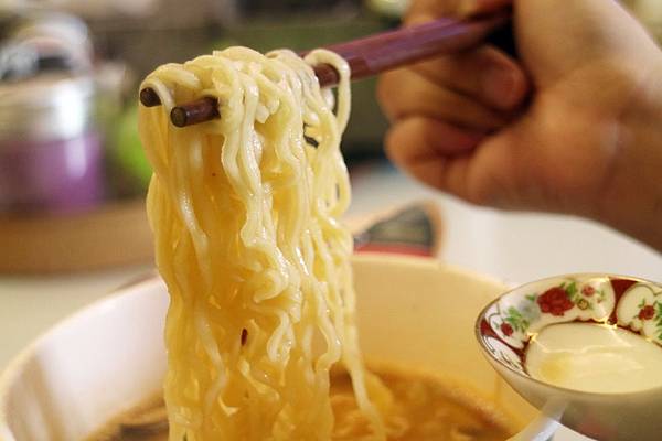 全省通路=<吃飽>農心超進化辛碗麵(濃郁牛骨湯味)~泡麵三吃法-沖泡*煮來吃*微波加熱~濃郁牛骨湯味配上辛辣口味,替泡麵世界迸出新滋味= 全省通路=<吃飽>農心超進化辛碗麵(濃郁牛骨湯味)~泡麵三吃法-沖泡*煮來吃*微波加熱~濃郁牛骨湯味配上辛辣口味,替泡麵世界迸出新滋味=