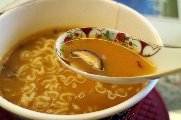 全省通路=<吃飽>農心超進化辛碗麵(濃郁牛骨湯味)~泡麵三吃法-沖泡*煮來吃*微波加熱~濃郁牛骨湯味配上辛辣口味,替泡麵世界迸出新滋味= 全省通路=<吃飽>農心超進化辛碗麵(濃郁牛骨湯味)~泡麵三吃法-沖泡*煮來吃*微波加熱~濃郁牛骨湯味配上辛辣口味,替泡麵世界迸出新滋味=