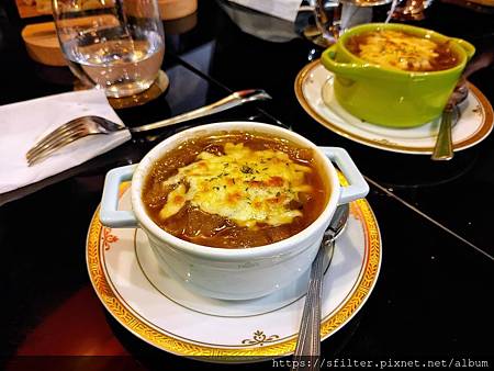 20200425_193743.jpg 上面鋪一層焗烤起司的洋蔥濃湯.jpg