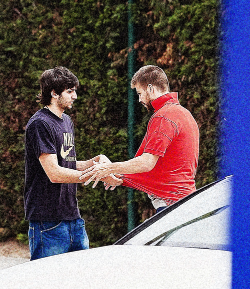 Ricky-Rubio-undressing-Piqu-gerard-pique-16725223-500-579 Ricky-Rubio-undressing-Piqu-gerard-pique-16725223-500-579