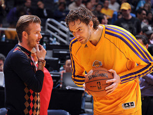 David-Beckham-and-Pau-Gasol-discuss-the-spread-pick-and-roll-probably.-Getty-Images David-Beckham-and-Pau-Gasol-discuss-the-spread-pick-and-roll-probably.-Getty-Images