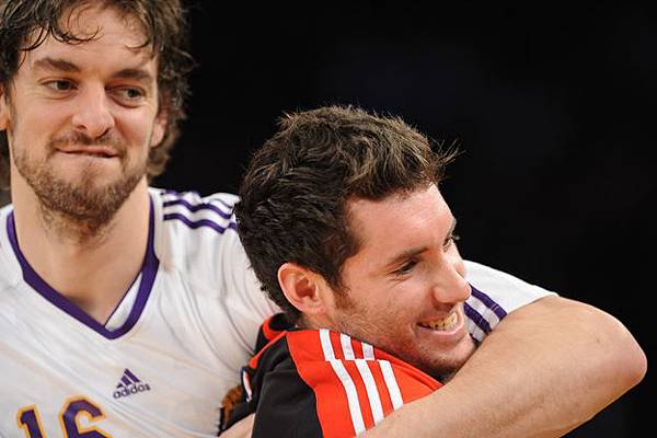 Rudy Fernandez has Pau Gasol put him in a headlock Rudy Fernandez has Pau Gasol put him in a headlock