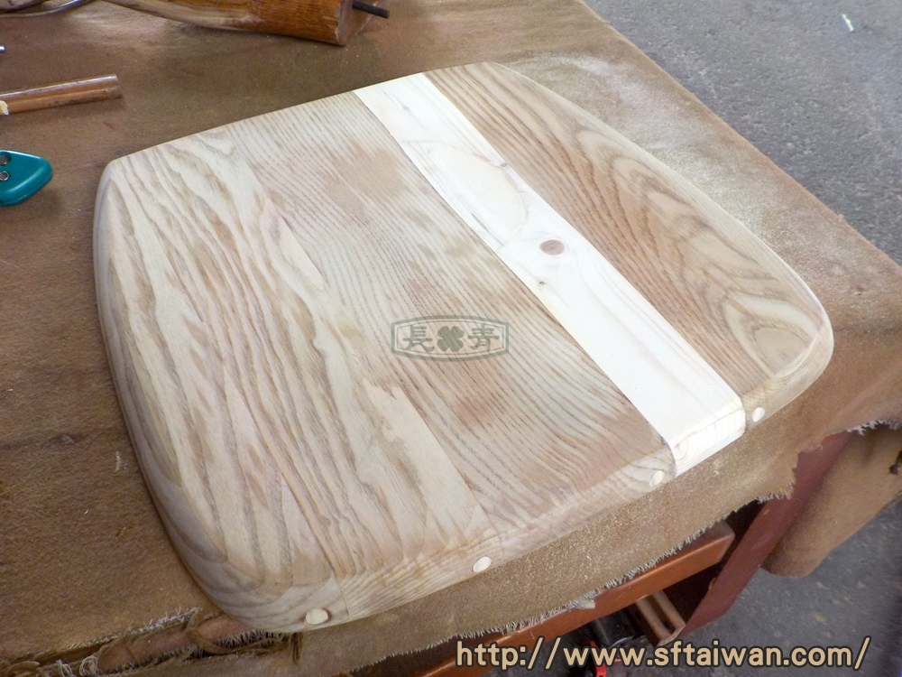 長青傢俱-橡木OAK餐椅椅面脫膠重新拼接 長青傢俱-橡木OAK餐椅椅面脫膠重新拼接