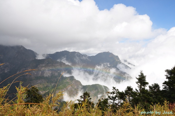 東峰頂的景色- 有彩虹喔~~