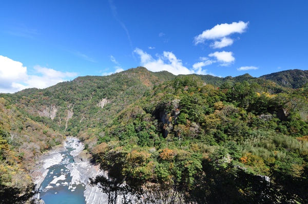 吊橋旁的山色