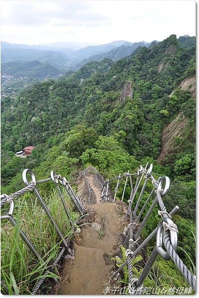 兩側就是懸崖山壁