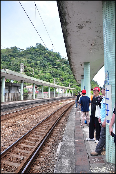 月台是開放式的 只能上車補票囉!!