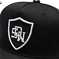 【2015FW Logo Leather Snapback】  以六片棒球帽的版型製做 帽身高度較為適合亞洲人的頭型 選用冬日具備保暖功效的人造皮革 在立體電鏽的LOGO