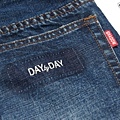 【2015FW Ameba Damaged Denim】  使用13OZ的重磅純棉製作 經過幾次的對色後洗煉成自然的藍 用心設計貼布、破壞、補丁、電繡、補貼等細節 變形蟲