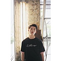 上衣: 【2016SS Cursive Embroidery Tee】售價$900 內搭上衣: 【2016SS Plain Washing Tee】售價$1200